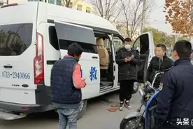 热心城管 暖心救助流浪汉图片