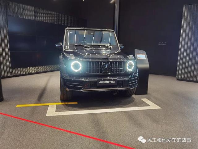 55周年的AMG G55售价要300多万，热辣的红内有点闷骚。