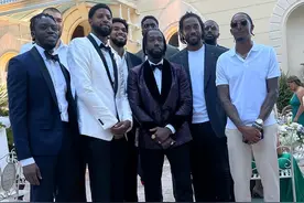 人缘真好！快船全队赴泡椒婚礼，NBA黑又硬娶美娇娘，婚前生3子图片