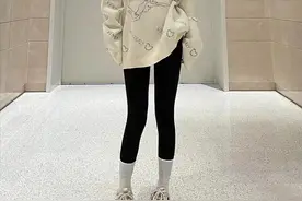 “瑜伽裤+运动鞋”是今年最流行的组合！时髦显瘦，回头率超高图片