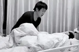 母亲在异国突然重病，儿子跨国接母亲回国治疗，孝心感动千万人图片