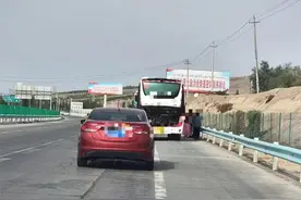 【夏季交通安全整治】曝光！吐和高速上大巴车随意停车下客 不要命啦！图片