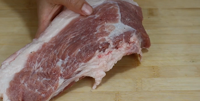 同样是猪肉，颜色深浅区别很大，搞清楚了不再吃亏，很实用