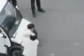 儿子帮妈妈抓奸，爸爸为保护情人对儿子大打出手，不料遭儿子反杀图片