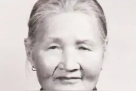 18岁姑娘为救八路军“自毁清白”，43年后相见，少将如何报恩？图片