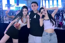 王思聪搂新女友逛街，身材超好三围傲人，网友直呼：快去请孙一宁图片