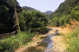 来一场说走就走的旅行！南昆山在水潭里玩水，还看到了美丽的夕阳图片