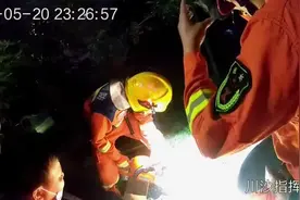 【东东在现场】误踩钉子穿透脚掌 消防及时协助救治图片