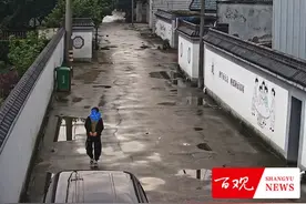 当贪玩熊孩子遇到警察，满满安全感图片