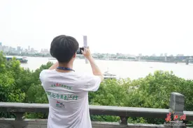 探访团登晴川阁：立于江畔，寻大禹与武汉的传说︱沿着长江读懂中国一一湖北千里长江行图片