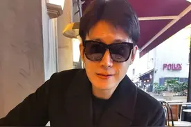 46岁陆毅露天餐厅里庆生！穿大衣戴墨镜好绅士，瘦身成功颜值回春图片