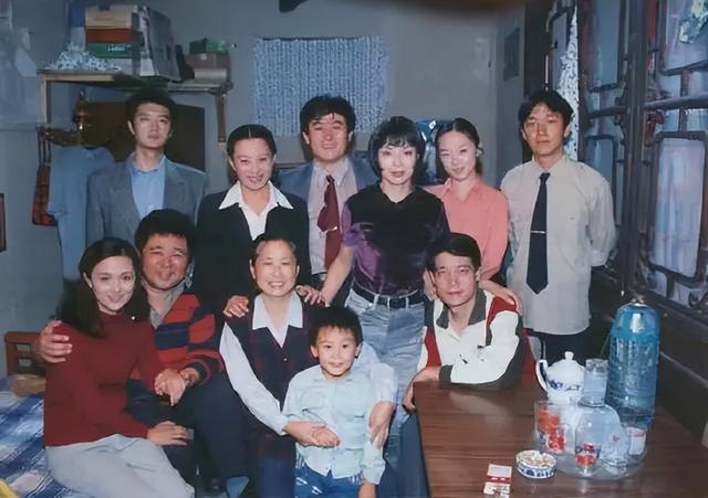 当初在1981年的时候鲍大志考入了北京人艺,随后他就潜心的学习表演