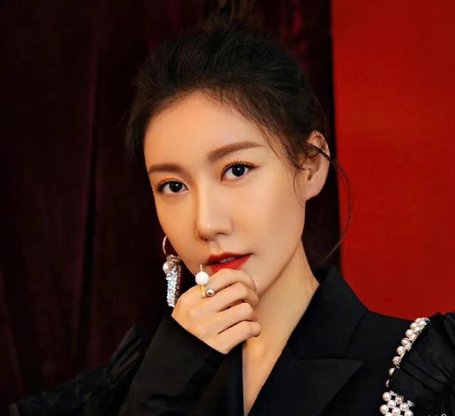 演员高露：当红时嫁圈外丈夫，生一对儿女幸福美满