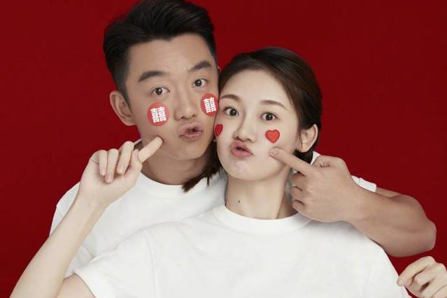 郑恺苗苗官宣得子!晒出宝宝小手白白嫩嫩,女儿小酸奶甜蜜互动