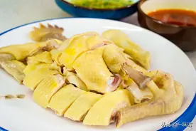 广东白切鸡做法：2种蘸料，不同吃法步骤简单，肉质鲜嫩又好吃图片