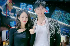 赵丽颖张杰合影遭群嘲，露脐装穿搭显土气，状态疲惫美颜遮不住图片