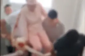 担心儿媳爬楼梯累到伤口恶化，公婆自制担架把剖腹产儿媳抬回家，家属回应：觉得她挺幸福，公婆对她很好图片