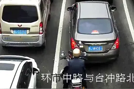 道路拥堵路过交警换装秒上岗图片