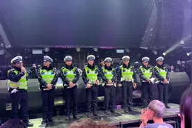 ​众星穿制服到酒吧普法，陈小春拿警棍霸气十足，认真检查过往车辆图片