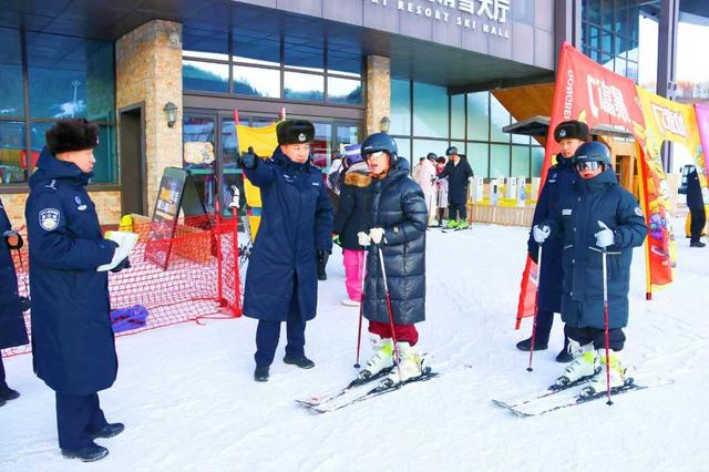冰天雪地的长白山“警”色