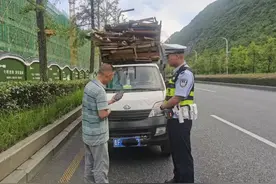 超高又超长！贵阳经开区两辆货车侥幸上路被查！图片