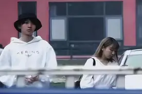 王俊凯被曝与经纪人关系亲密，“情侣装”曝光？狗仔现身破谣言图片