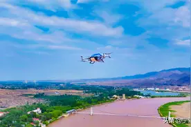 汽车飞上天！中国智造汽车“长”出翅膀，飞越300米宽黄河！图片