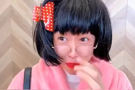 周小闹：曾是省台主持人，一人演一个学校走红，如何征服千万网友图片