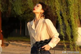 百褶裙已经不新鲜了，2022流行的是“剪刀裙”，时髦洋气又显瘦图片