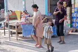 20岁女子嫁六旬老人回顾，两人带娃逛街引村民议论：看上他啥了？图片