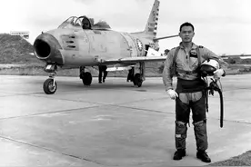 63年，台军一飞行员驾F-86战机降落福建，开机舱后：我是来投诚的图片