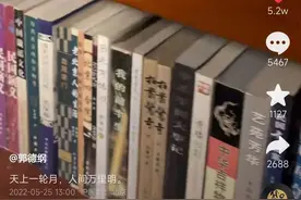 郭德纲录视频晒私人书房，藏书上万堪比图书馆，红木书架尽显奢侈图片