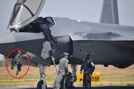 F-35变晾衣架，美国女飞行员的举动，暴露了美军的软肋图片
