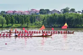 国内外龙舟队伍“击水奋楫”竞渡汨罗江图片