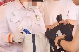游客进入上海迪士尼又遇“翻包检查”，迪士尼工作人员：入园必须安检，部分食物不能入园图片
