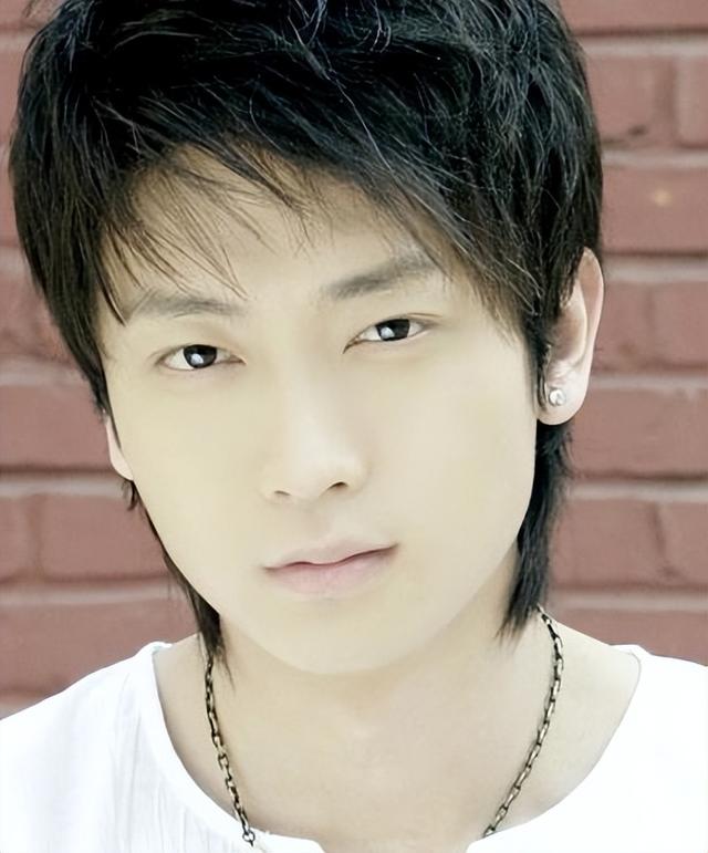 在第二年,东来东往获得cctv-3中国音乐电视内地歌坛十大新人称号.