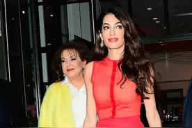 乔治·克鲁尼44岁律师爱妻现身，身姿曼妙，识时务“抛弃”了梅根图片