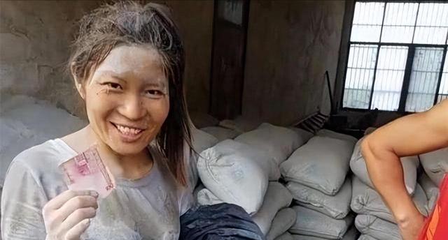 让女主播脱衣服，直播惊动警察，4000万网红二驴的下场，大快人心