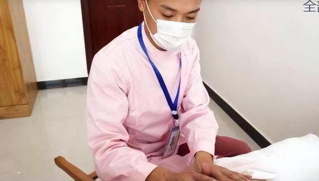 90后小伙子当催乳师，一天服务十几位女性，每月稳赚30000元