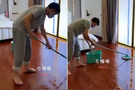 天王刘德华光脚干家务！卖力拖地十分麻利，豪宅金碧辉煌十分豪气图片