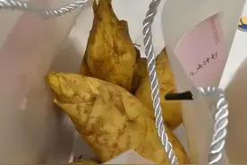 00后老板年终奖发笋遭吐槽，“太‘笋’了”，员工：老板开玩笑的，笋的数量代表年终奖金额图片