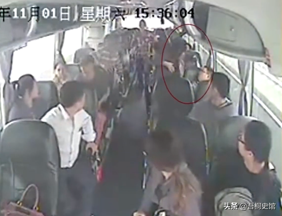 大巴车司机章双林，遇乘客露出诡异笑容，仅凭直觉感到危险要发生