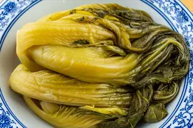 腌酸菜，别再用水腌了，牢记3个窍门，酸菜又酸又脆，坛子不生花图片