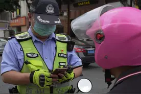 危险！驾驶电动自行车不能干这些事儿图片