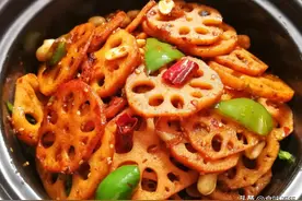 鲜香麻辣的干锅藕片，脆嫩营养，解馋味美，家人爱吃的什锦下饭菜图片