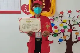 命悬一线，60多岁大叔徒手爬楼救人图片