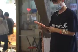 00后小伙子街边摆摊卖烤肠竟是为了解压 网友:太有想法了图片