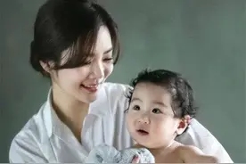 与高梓淇跨国婚姻失败后，蔡琳回到韩国，独自带着儿子生活图片