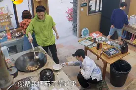 何炅用吃过的勺子喂兄妹3人，张子枫不愿意吃，张艺兴最有分寸感图片