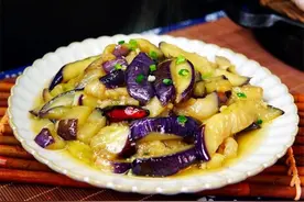 茄子最简单好吃的做法，鲜香下饭不油腻，5分钟搞定图片